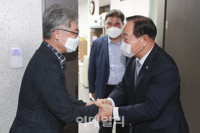 최재형, '한기호 의원과 인사'                                                                                                                                                            