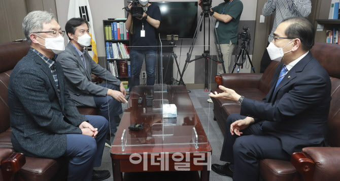 '대화 나누는 최재형-태영호'                                                                                                                                                             