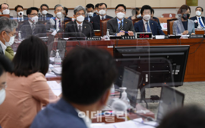 법사위 전체회의 '답변하는 박범계 장관'                                                                                                                                                  