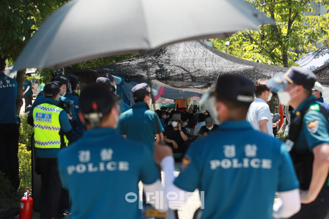 '집회 통제하는 경찰들'                                                                                                                                                                  