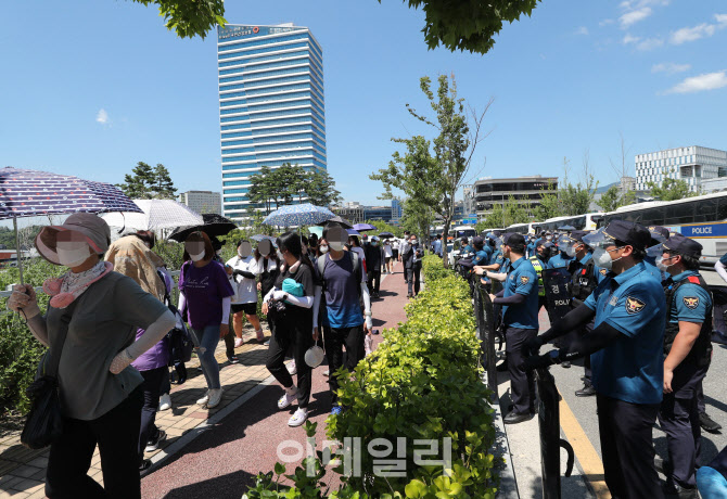 '발길 돌리는 노조원들'                                                                                                                                                                  
