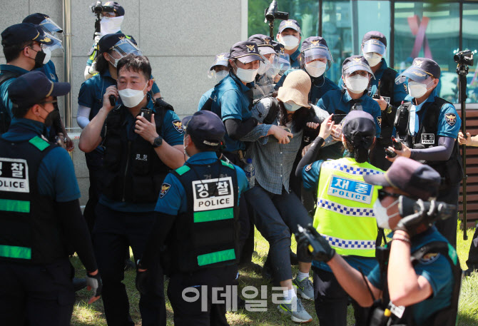 '노조원 막아서는 경찰들'                                                                                                                                                                