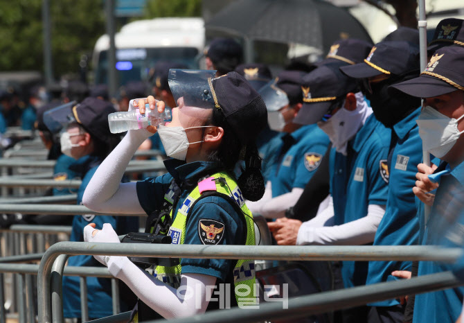 '폭염 속 경찰'                                                                                                                                                                          