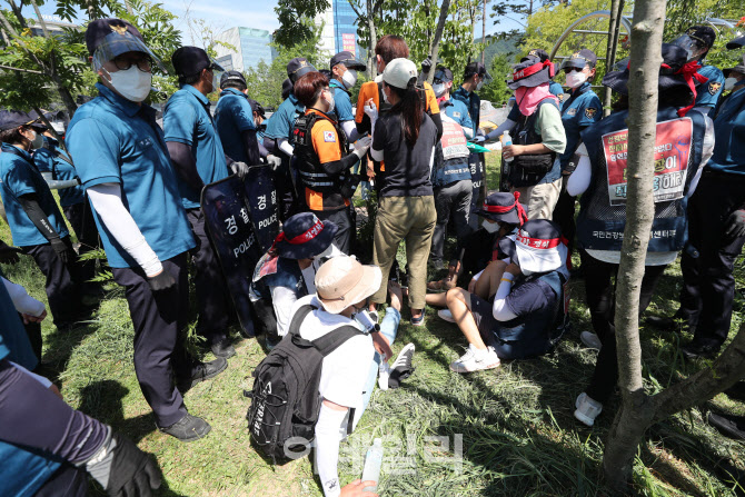 거리두기 3단계, '경찰에 가로막힌 노조'                                                                                                                                                  