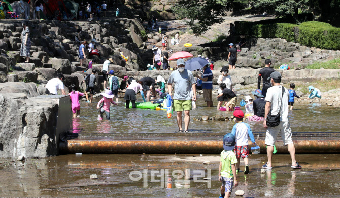 불볕더위 속 물놀이                                                                                                                                                                                