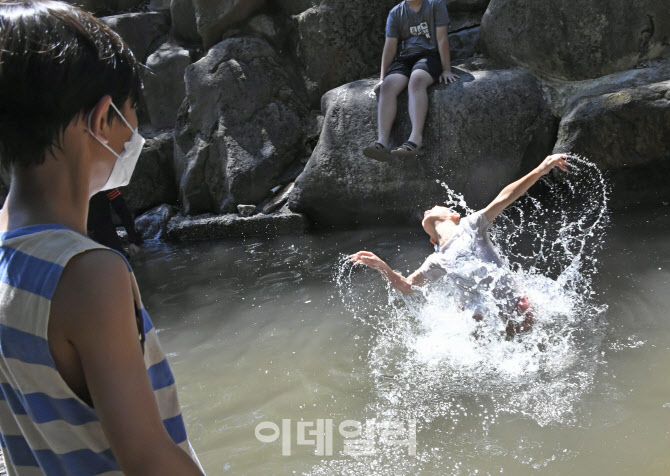 형 얼른 들어와!                                                                                                                                                                                   