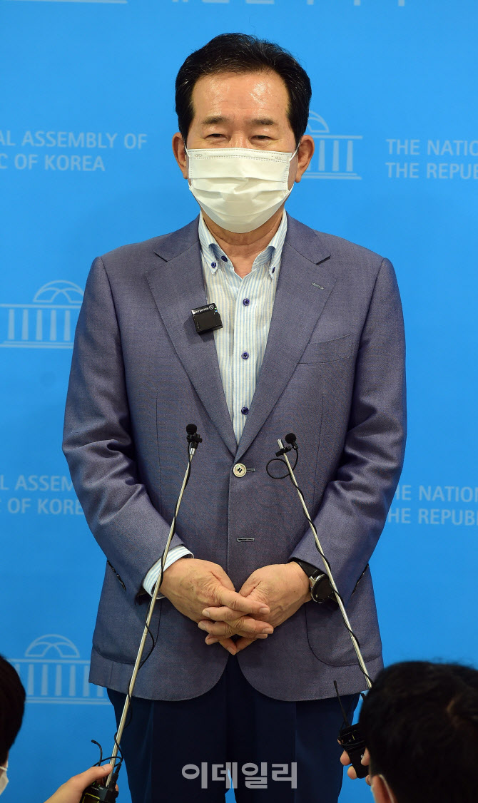 취재진 질문에 답하는 정세균 후보                                                                                                                                                                  