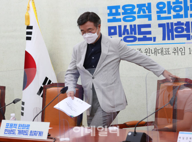 자리에 앉는 윤호중 원내대표                                                                                                                                                                       