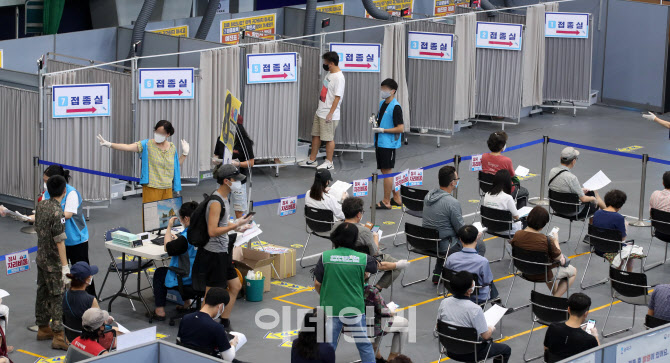 '55~59세' 접종…수도권 화이자, 비수도권 모더나                                                                                                                                          