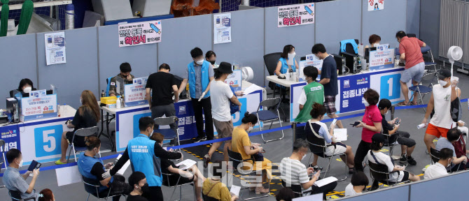 55~59세 연령층 코로나 예방접종 시작                                                                                                                                                               