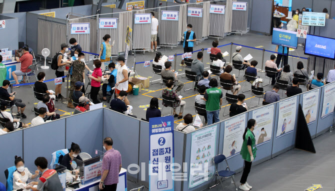 55~59세 연령층 코로나19 예방접종 시작                                                                                                                                                             