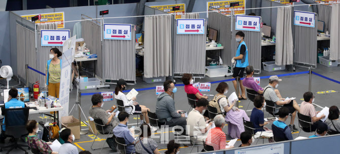 55~59세 연령층 백신 예방접종 시작                                                                                                                                                                 