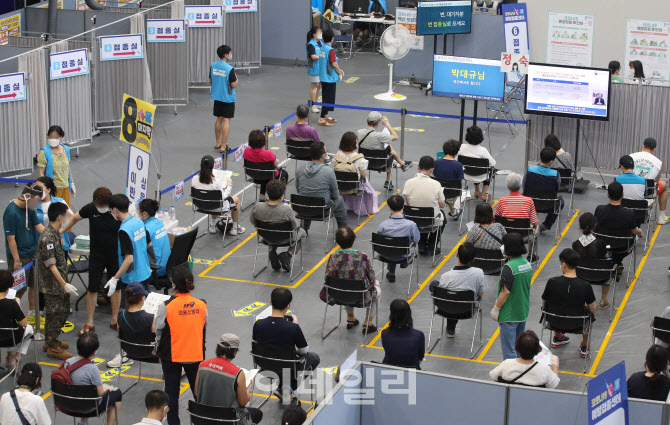 백신 예방접종 대기중                                                                                                                                                                              