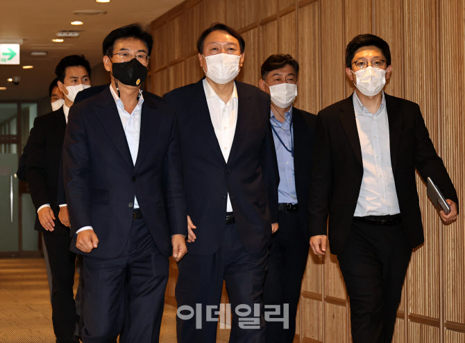 서울시청 방문한 윤석열                                                                                                                                                                            