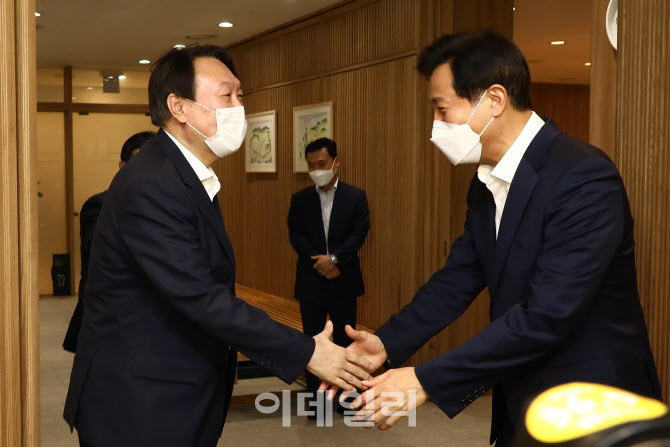 '악수하는 윤석열-오세훈'                                                                                                                                                                