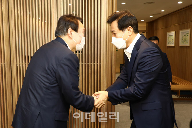 '두손 맞잡은 윤석열-오세훈'                                                                                                                                                             