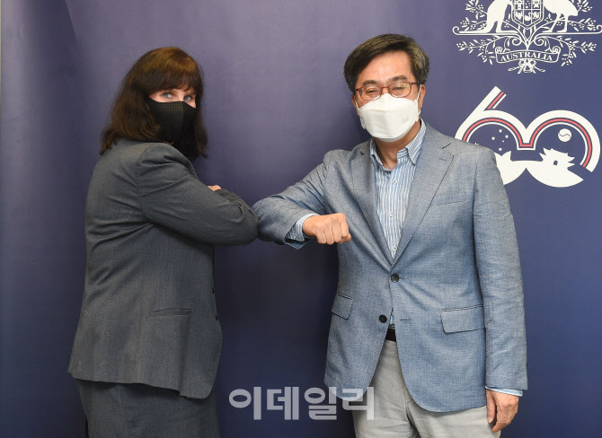 '인사하는 김동연-캐서린 레이퍼'                                                                                                                                                         