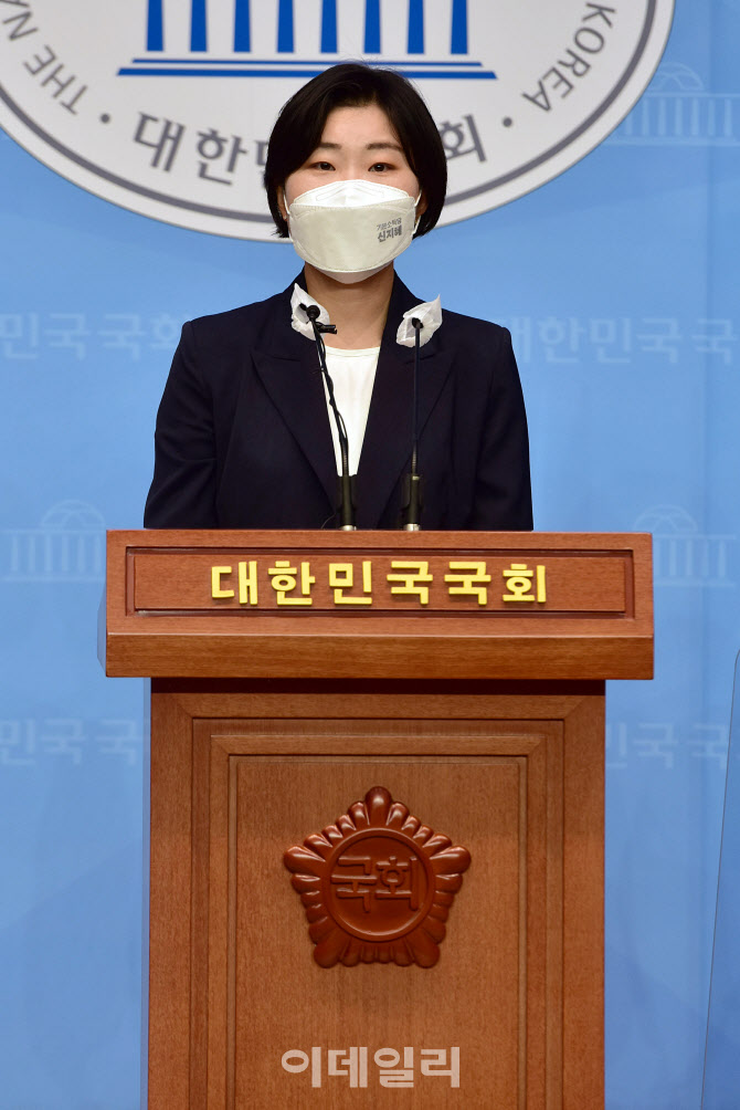 기본소득 선거기획단 양대선거 관련 입장 발표하는 신지혜 기본소득당 상임대표                                                                                                                        