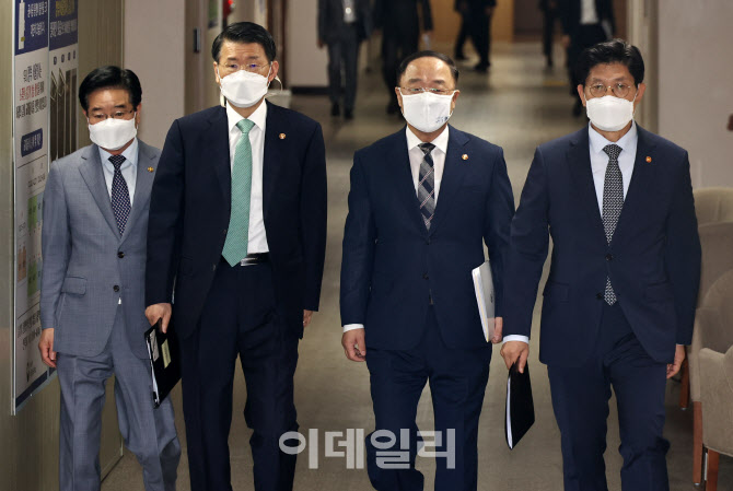 홍남기 부총리 “집값 고평가…불안감 추격 매수 자제”                                                                                                                                              