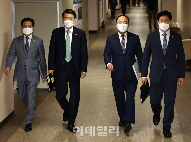 부동산 잡기 위해 브리핑실 향하는 김창룡-은성수-홍남기-노형욱                                                                                                                                      