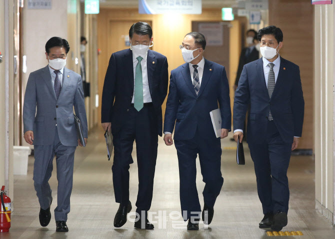 나란히 입장하는 김창룡-은성수-홍남기-노형욱                                                                                                                                                       