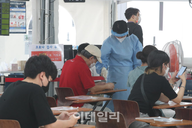 코로나19 선별진료소에서 검사 기다리는 시민들                                                                                                                                                      