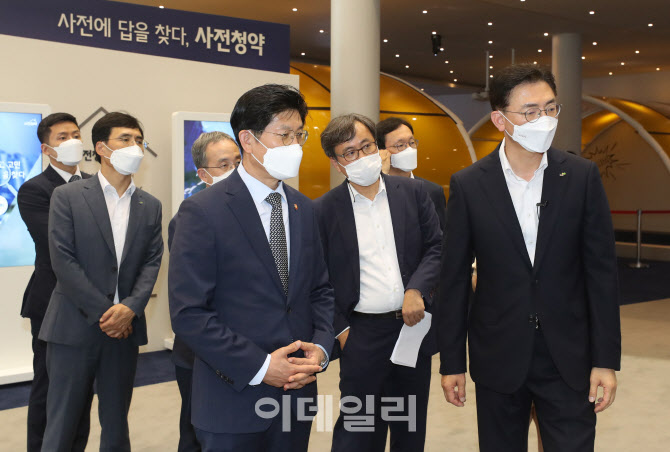 노형욱 장관, 3기 신도시 사전창약 접수처 방문                                                                                                                                                      