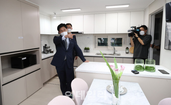 신혼희망타운 모델하우스 살펴보는 노형욱 국토부 장관                                                                                                                                               