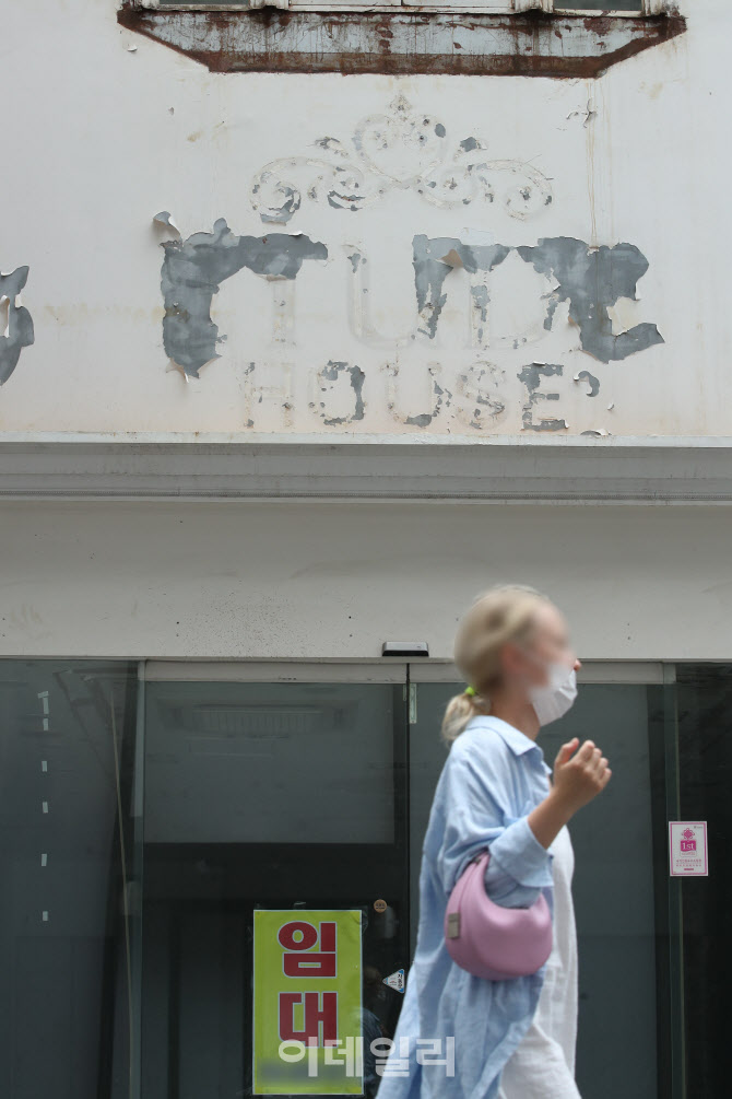 떨어진 간판과 임대 현수막                                                                                                                                                                         