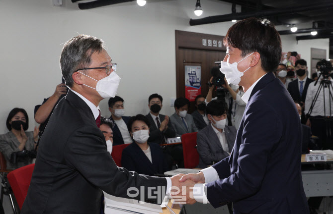 대선 경선후보 간담회, '악수하는 이준석-최재형'                                                                                                                                          