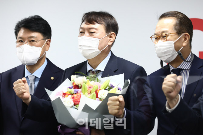 국민의힘 입당, '꽃다발 든 윤석열'                                                                                                                                                       