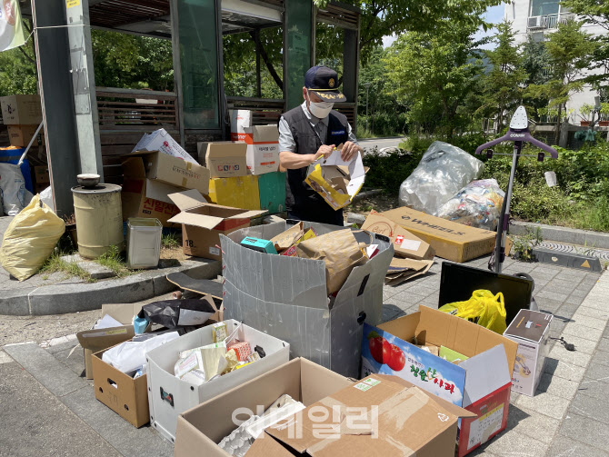 "강아지 배변까지"…주민들 분리수거 '나 몰라라'에 경비원은 웁니다 - Vimarsana News