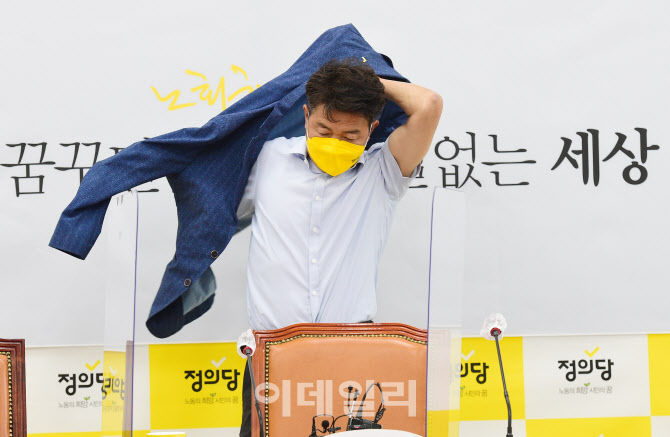 대표단 회의에 앞서 재킷입는 여영국 대표                                                                                                                                                           