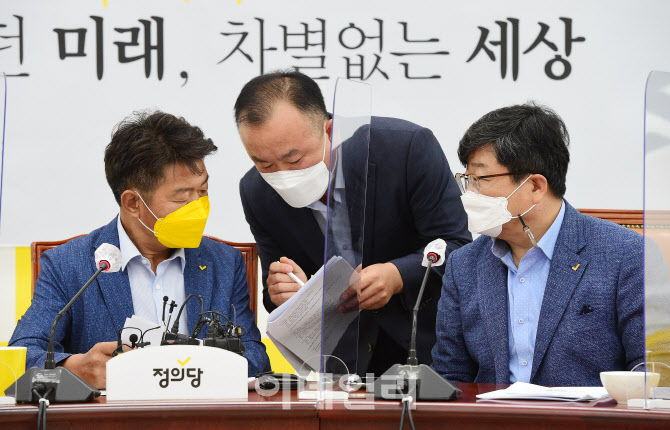 김응호 부대표와 이야기 나누는 여영국 대표                                                                                                                                                         