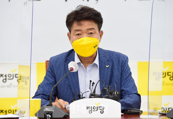 대표단 회의 주재하는 여영국 대표                                                                                                                                                                  