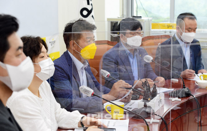 대표단 회의에서 발언하는 여영국 정의당 대표                                                                                                                                                       