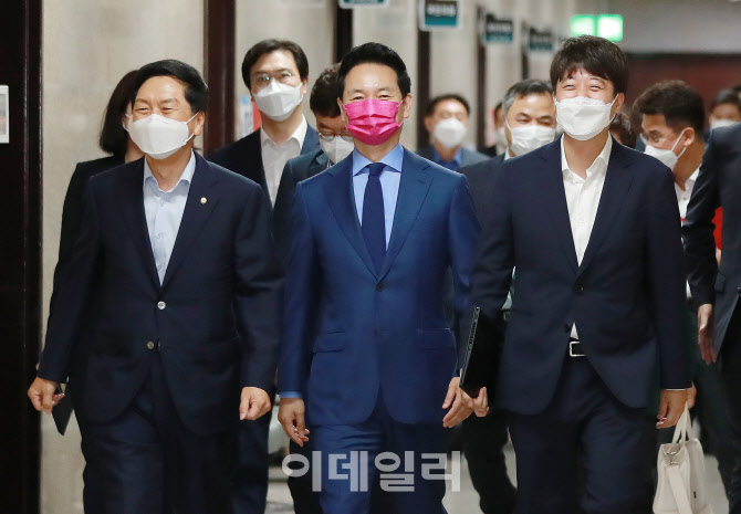 입당 환영식 향하는 장성민 전 의원                                                                                                                                                                 