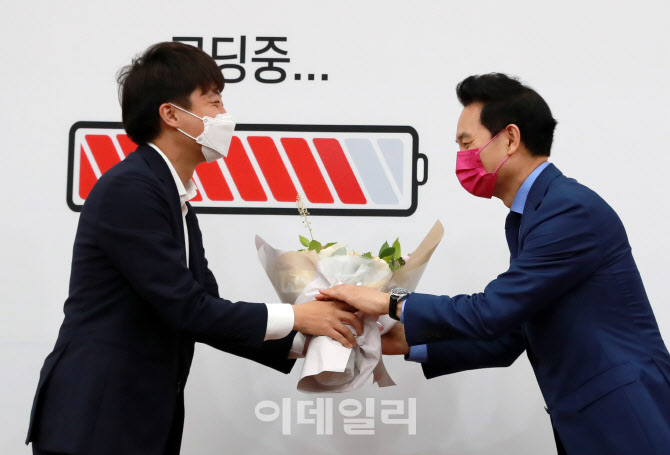 장성민 전 의원에게 축하 꽃다발 전달하는 이준석 국민의힘 대표                                                                                                                                      