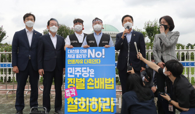 KBS노조 징벌적 손배법 반대 1인시위 방문한 김기현                                                                                                                                                  