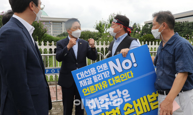 김기현, KBS노조 징벌적 손배법 반대 1인시위 방문                                                                                                                                                   