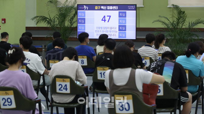 이상 반응 확인하는 시민들                                                                                                                                                                         