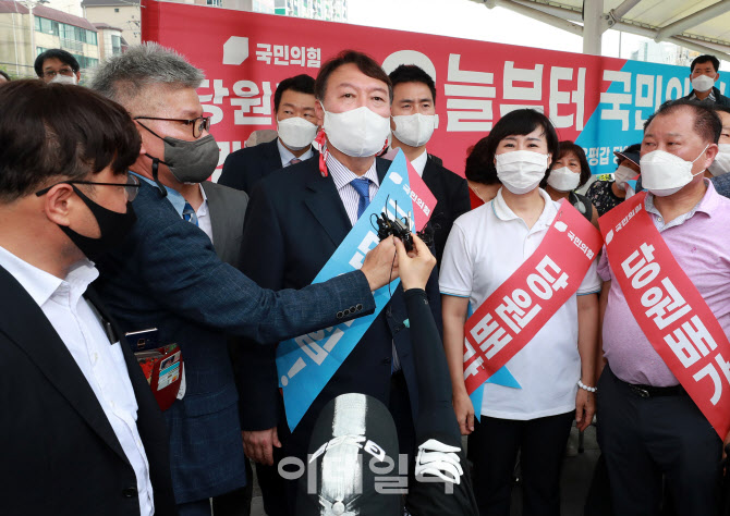 국민의힘 당원가입 독려 홍보활동하는 윤석열                                                                                                                                                        