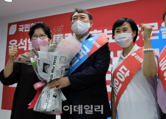 국민의힘 당원들과 기념촬영하는 윤석열                                                                                                                                                             