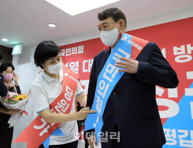 국민의힘 당원 가입 홍보 어깨띠 두른 윤석열                                                                                                                                                        