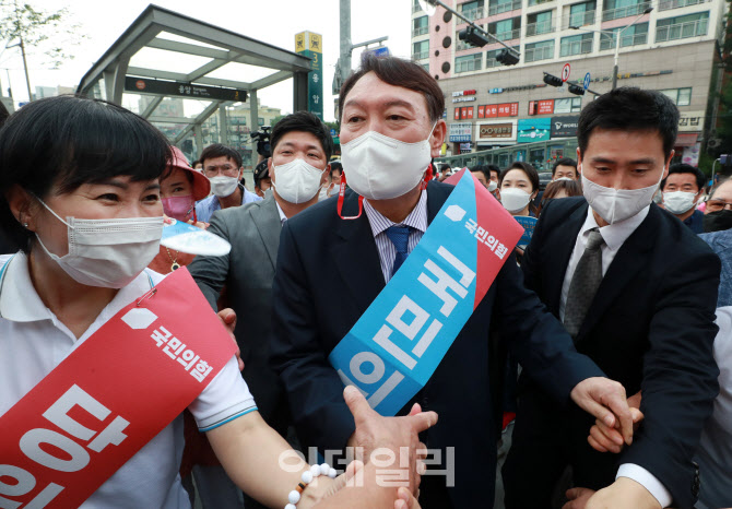 지지자들과 인사하는 윤석열 전 총장                                                                                                                                                                