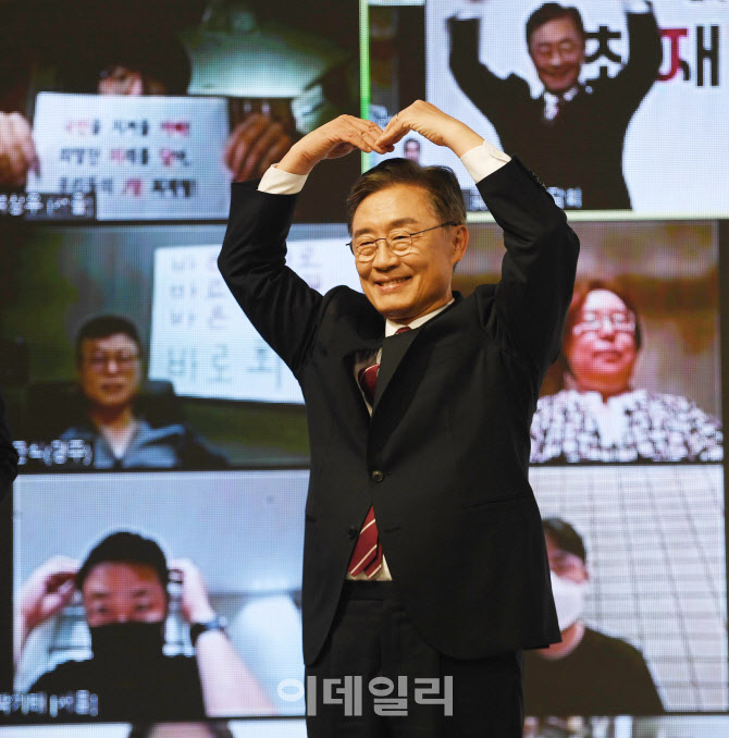 OX 퀴즈하는 최재형 전 감사원장                                                                                                                                                                    