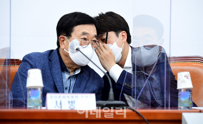 귀엣말하는 이준석-서병수                                                                                                                                                                          