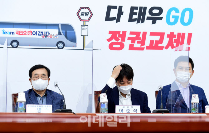 대선 예비후보들 발언 경청하는 이준석-서병수                                                                                                                                                       