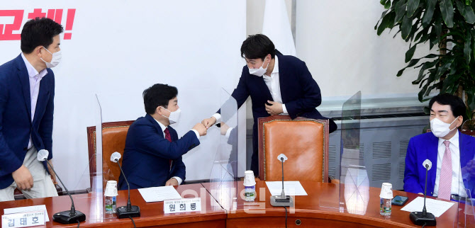 원희룡 후보와 인사 나누는 이준석 대표                                                                                                                                                             