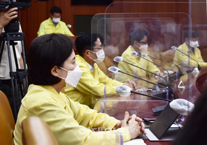 총리 발언 경청하는 유은혜 부총리                                                                                                                                                                  